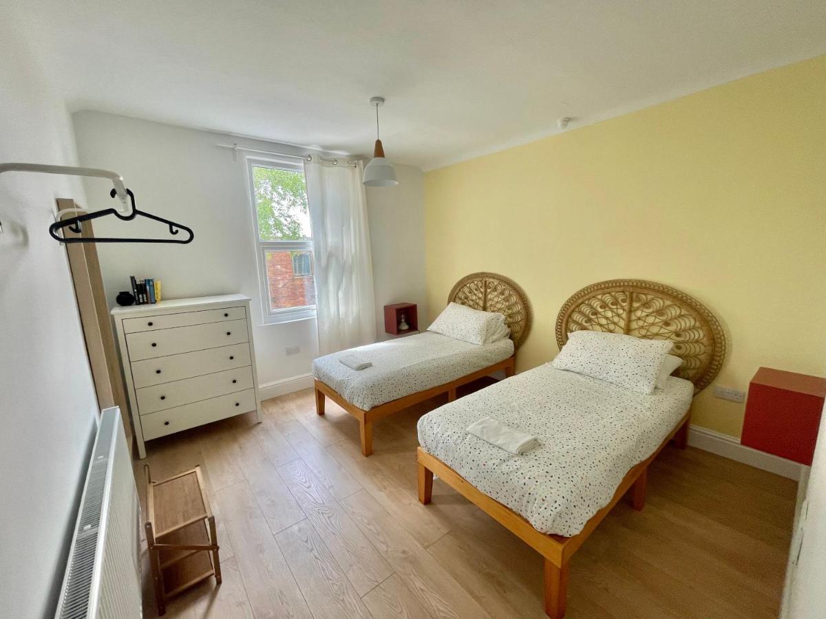 Beautiful Family Home In The Heart Of Суонзи Екстериор снимка