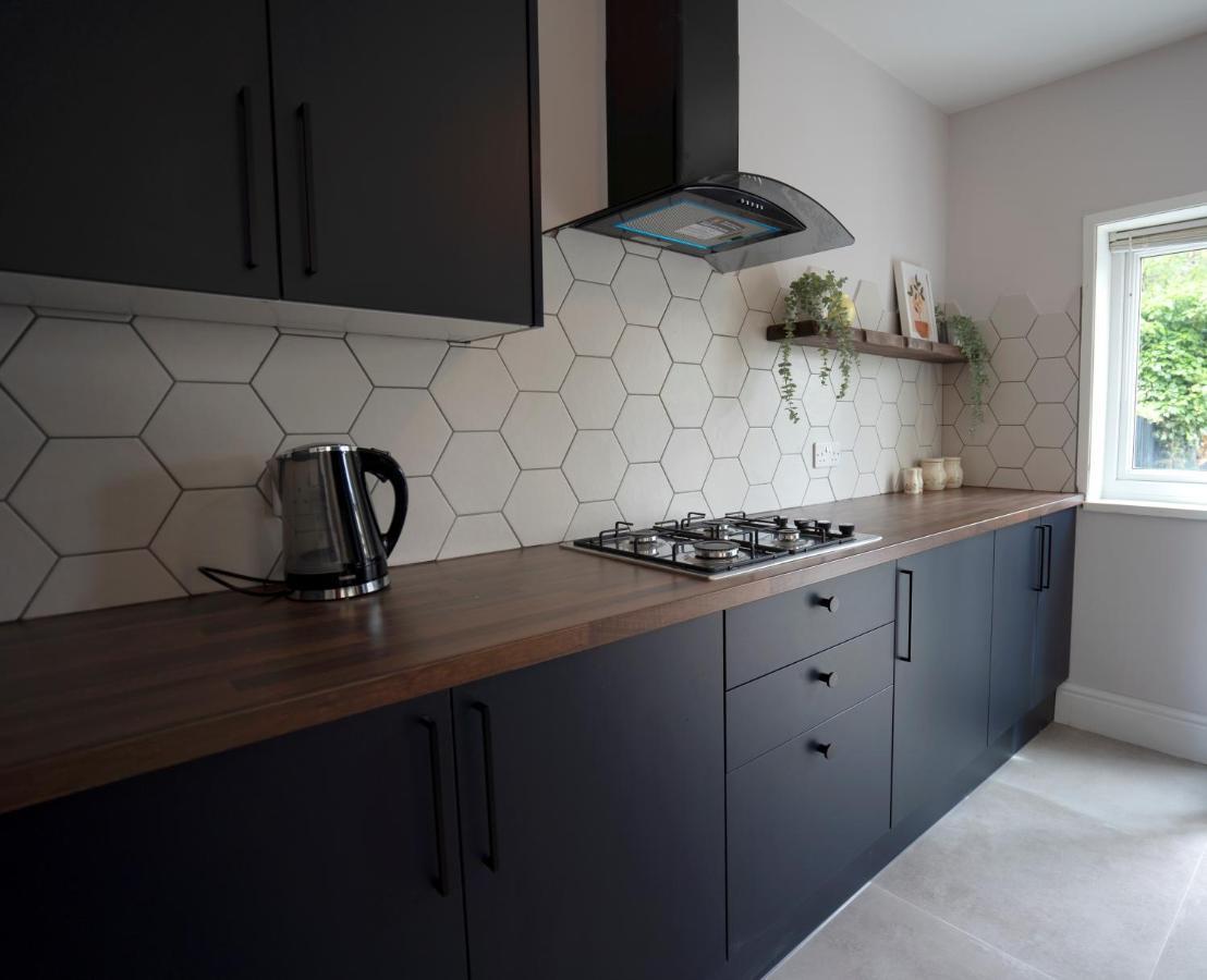 Beautiful Family Home In The Heart Of Суонзи Екстериор снимка